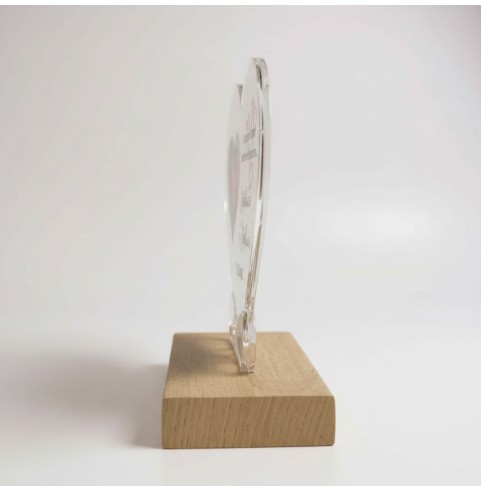 Détail du cœur personnalisé en acrylique avec carte et date