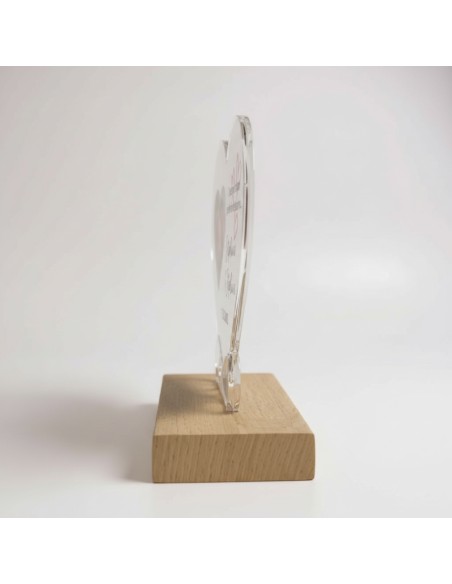 Détail du cœur personnalisé en acrylique avec carte et date