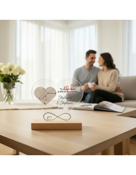 Détail du cœur personnalisé en acrylique avec carte et date