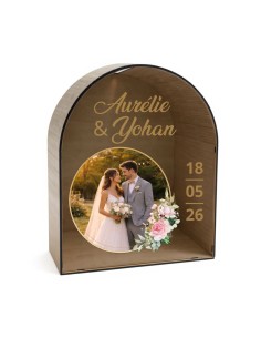 Urne de mariage personnalisée en bois et acrylique avec photo des mariés, présentée par une mariée en robe blanche 2