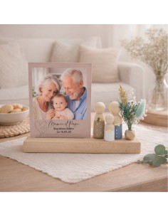 cadeau photo mamie papi baptême personnalisé cadre acrylique avec figurines bois et fleurs séchées